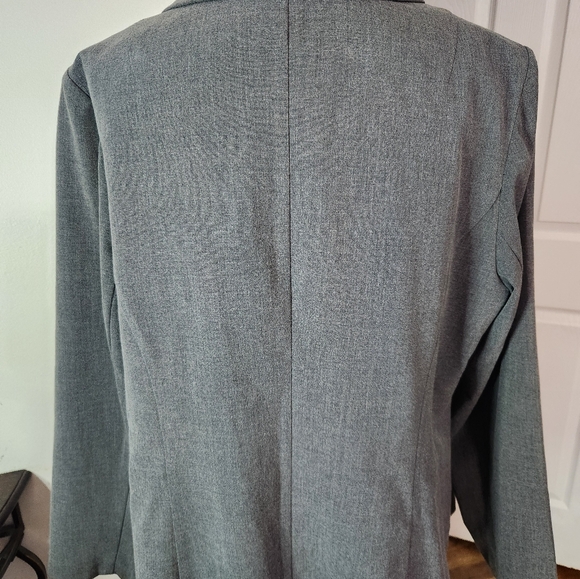 MAYDEAL Ashlley Stewart 16W Gray Blazer with Notched Lapels and Relaxed Fit - Picture 6 of 8